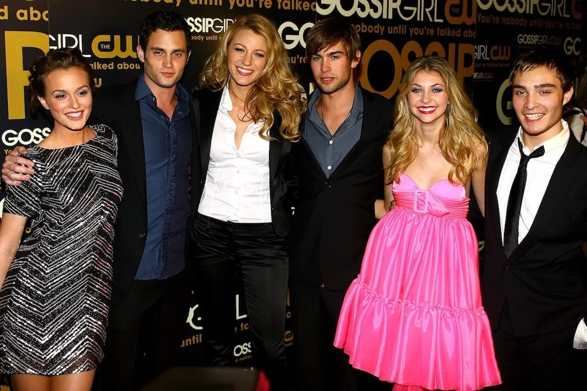 Leighton Meester, Penn Badgley, Blake Lively, Chace Crawford, Taylor Momsen, and Ed Westwick pose together at a 'Gossip Girl' event.