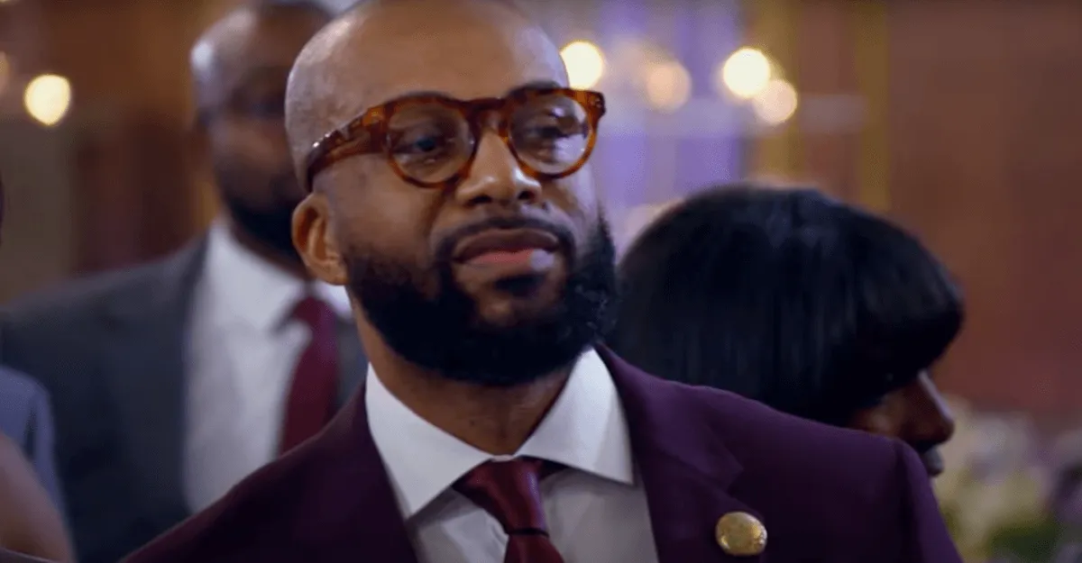 Ikechi wearing glasses in 'Married at First Sight' Chicago Season 18