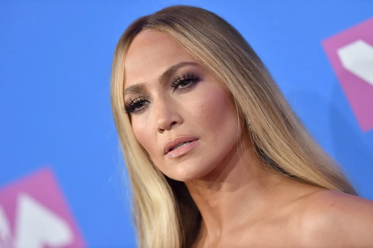 Jennifer Lopez posing at the 2018 MTV Video Music Awards.