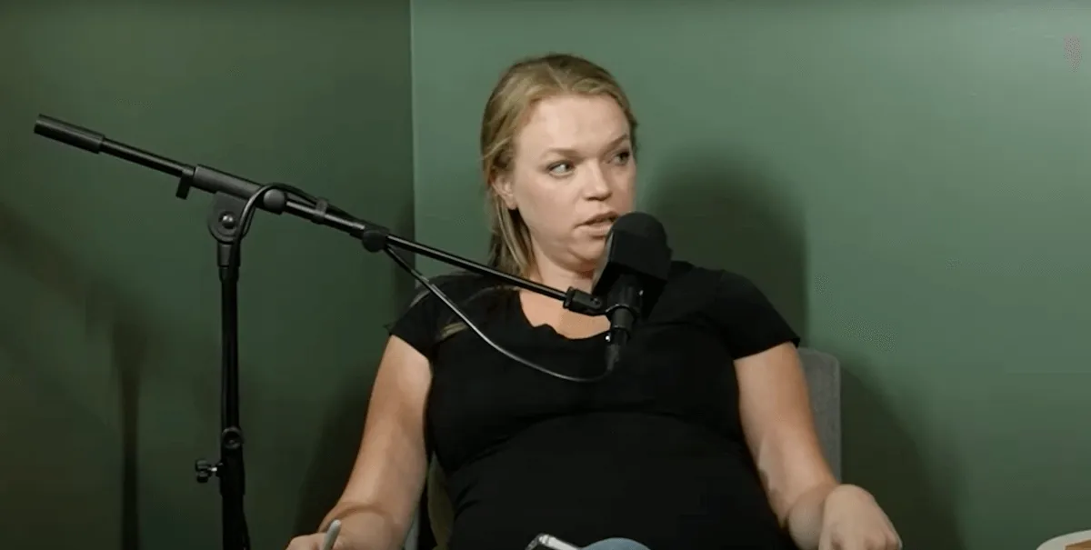 Maddie Brown of 'Sister Wives' sitting in a chair and speaking into a microphonee