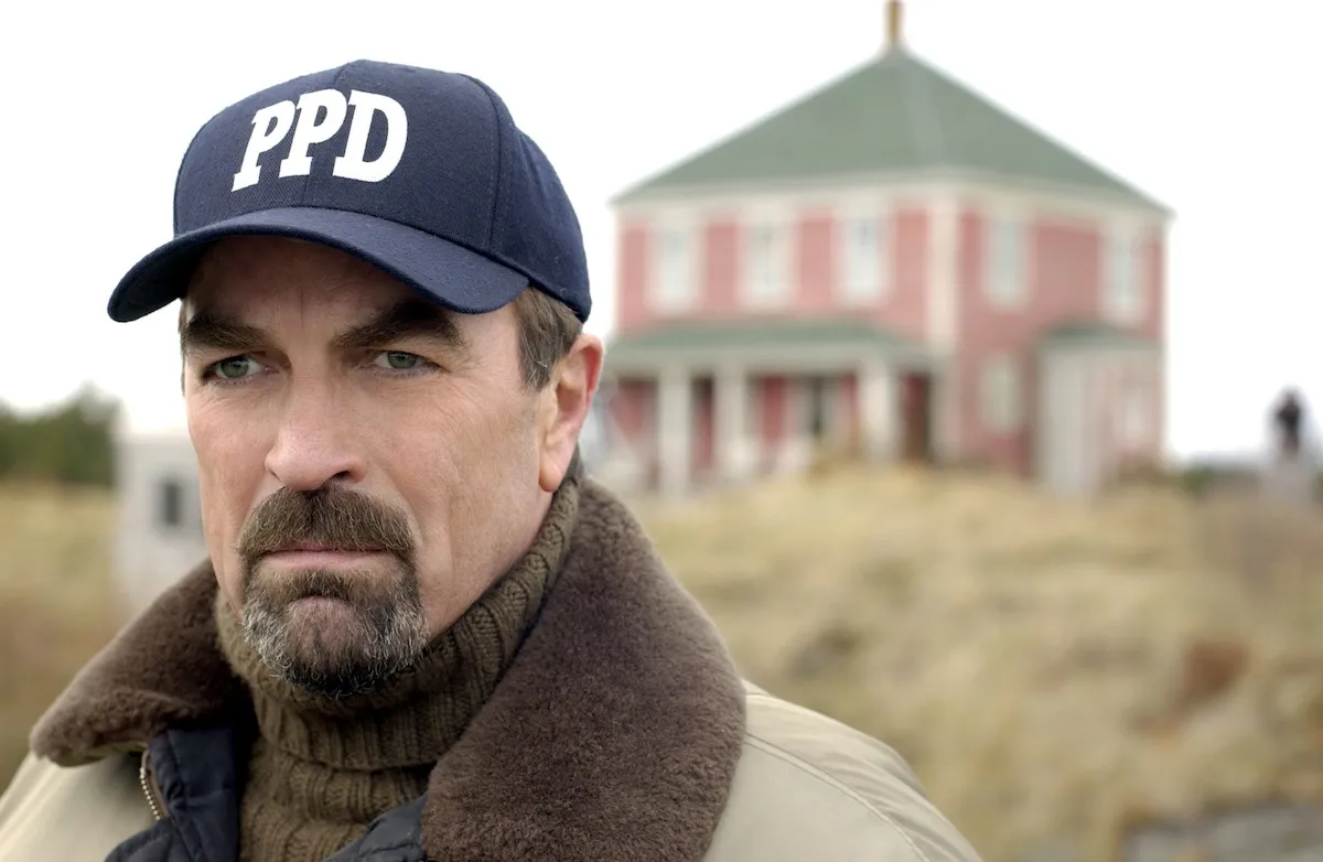 Tom Selleck wearing a PPD baseball cap in 'Stone Cold'