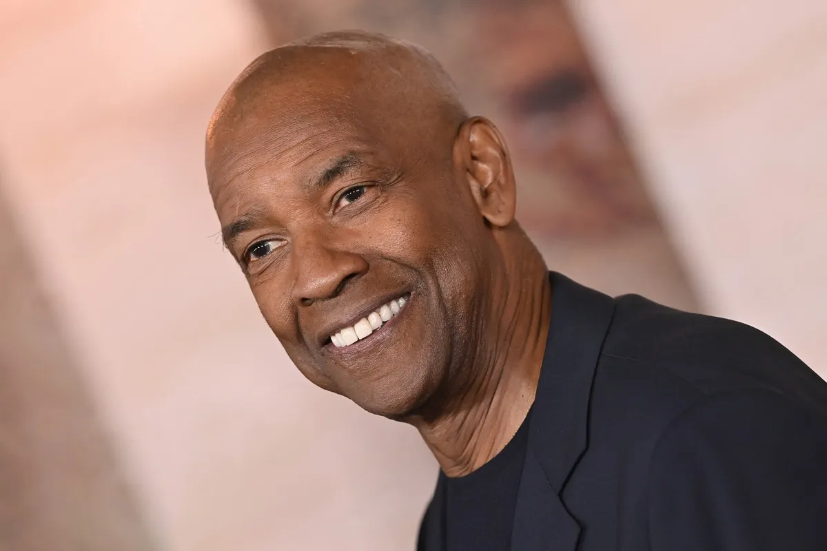 Denzel Washington posing at the premiere of 'Gladiator II'.