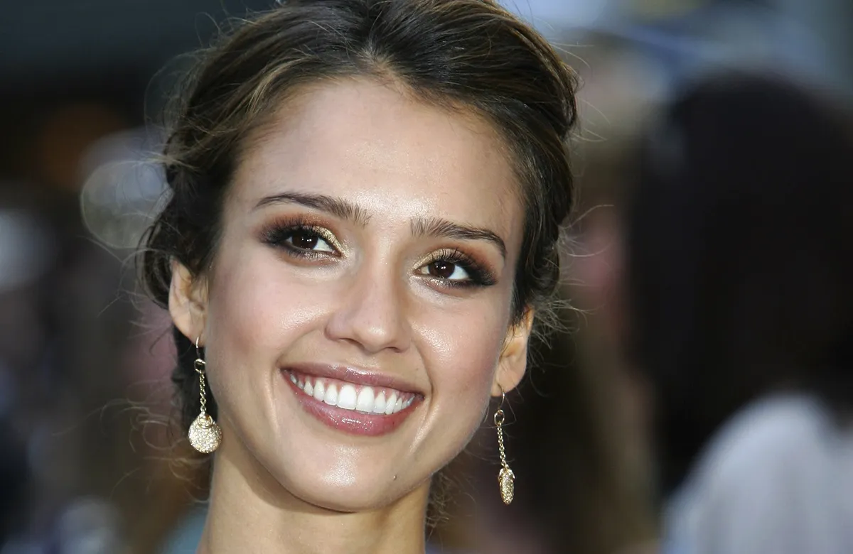 Jessica Alba smiling at the premiere of 'Fantastic Four" Rise of the Silver Surfer',