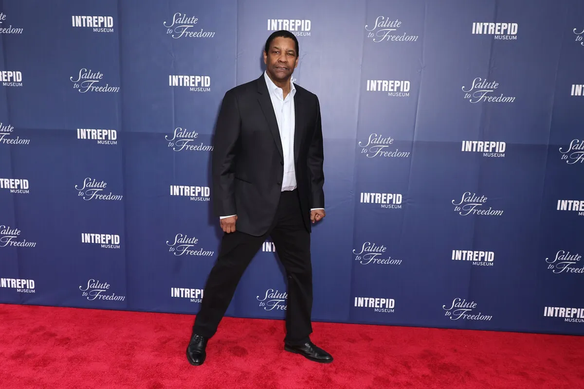 Denzel Washington posing in a suit at the 2022 Intrepid Sea, Air & Space Museum Salute to Freedom Gala.