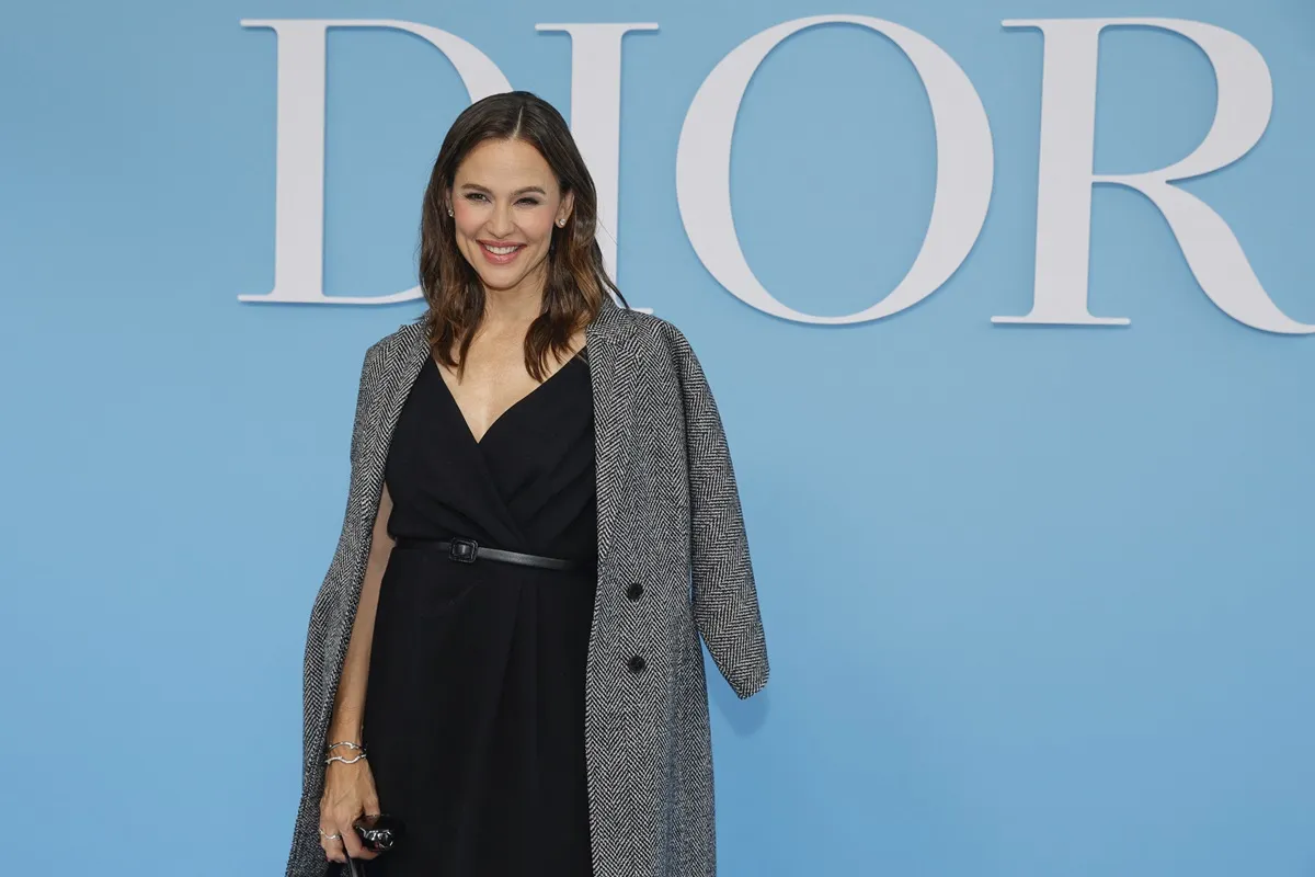 Jennifer Garner posing in a dress and coat at the Dior Women Ready-to-wear Spring-Summer 2025 show.