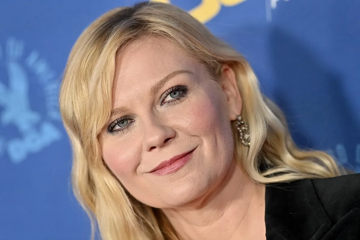 Kirsten Dunst posing in a black blazer at the 74th Annual Directors Guild of America Awards.