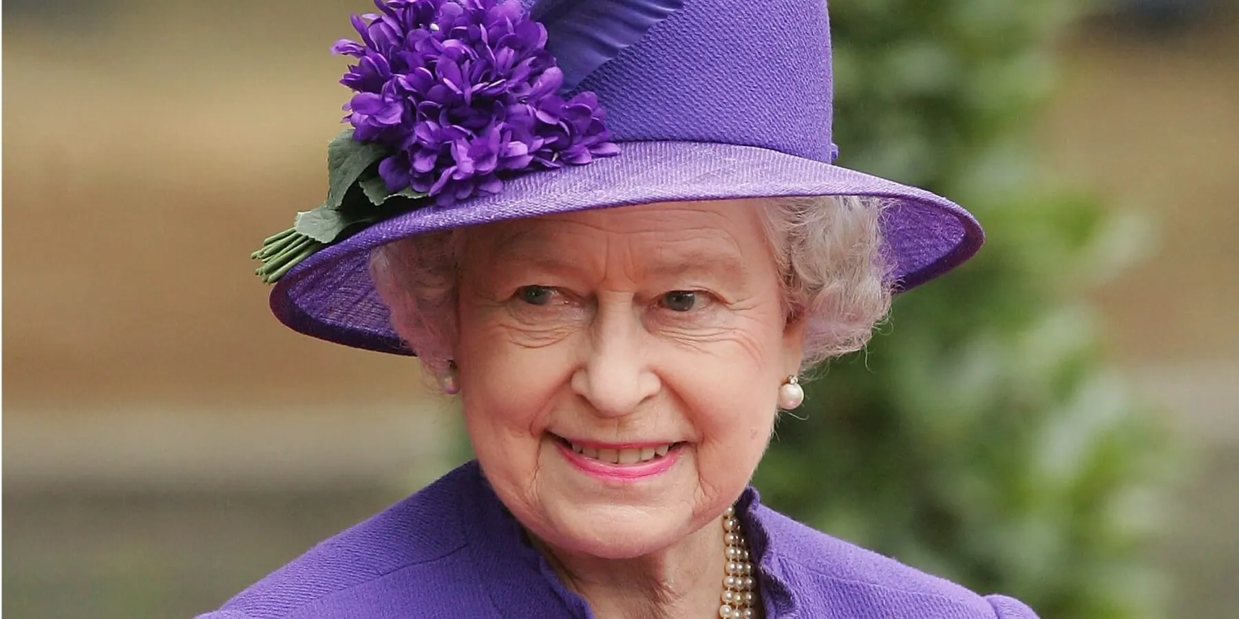 Queen Elizabeth wears a brightly-colored suit in 2004