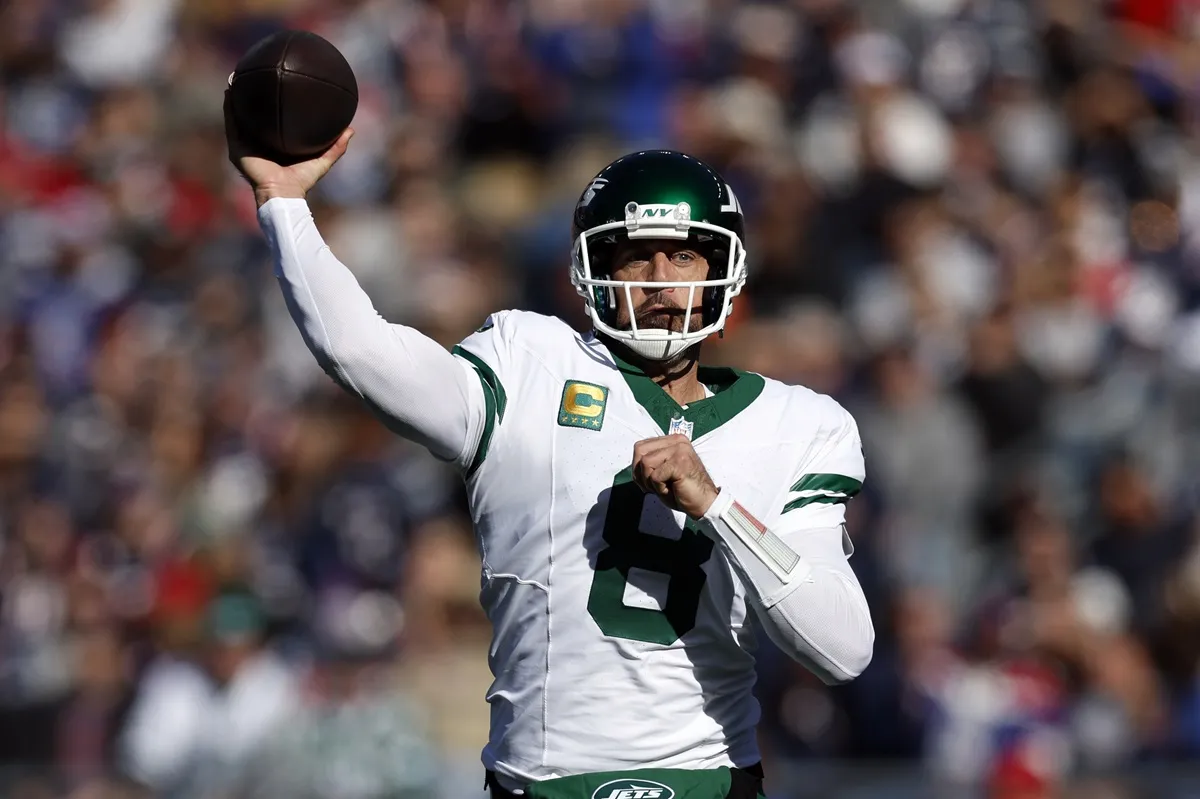 New York Jets QB Aaron Rodgers throws in the second quarter at Gillette Stadium.