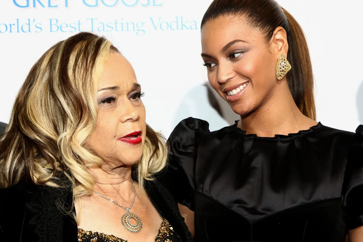 Etta James stands with Beyonce. They both wear black.