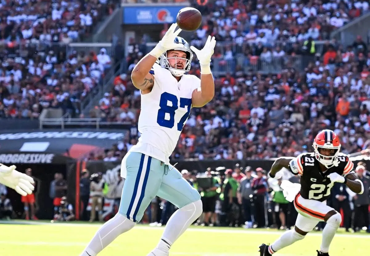 Dallas Cowboys tight end Jake Ferguson catches a pass in a game against the Cleveland Browns