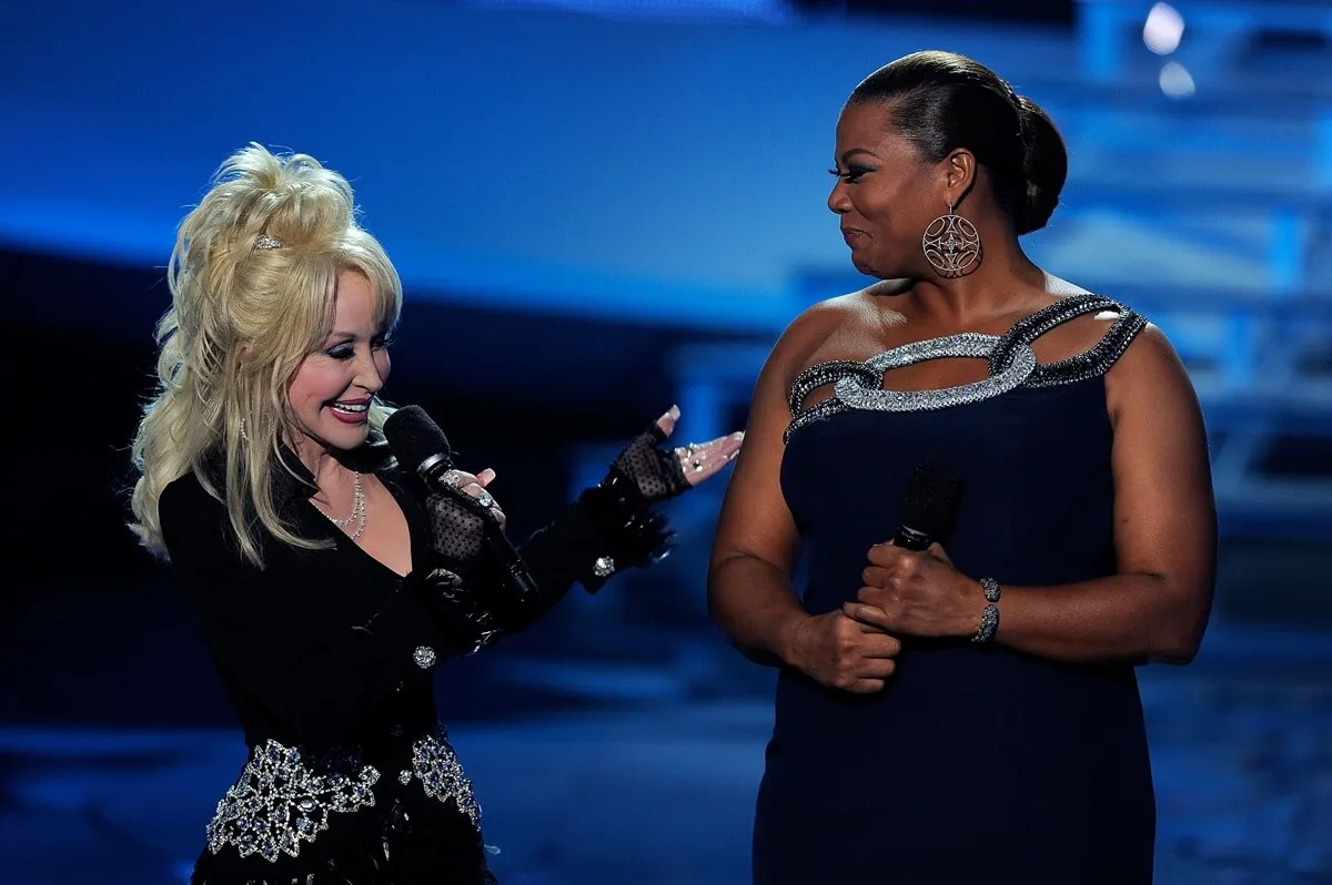 Dolly Parton and Queen Latifah perform onstage during VH1 Divas Celebrates Soul in matching colored dresses.