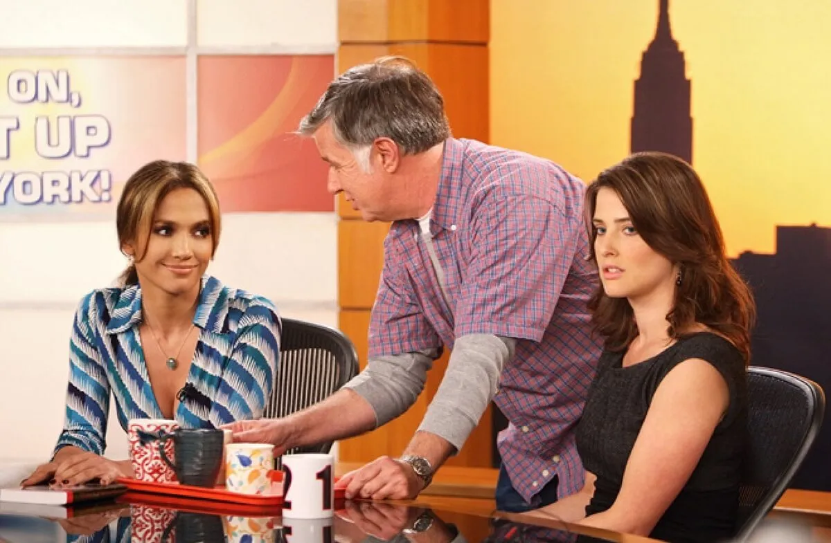 Jennifer Lopez sitting alongside Cobie Smulders in an episode of 'How I Met Your Mother'.