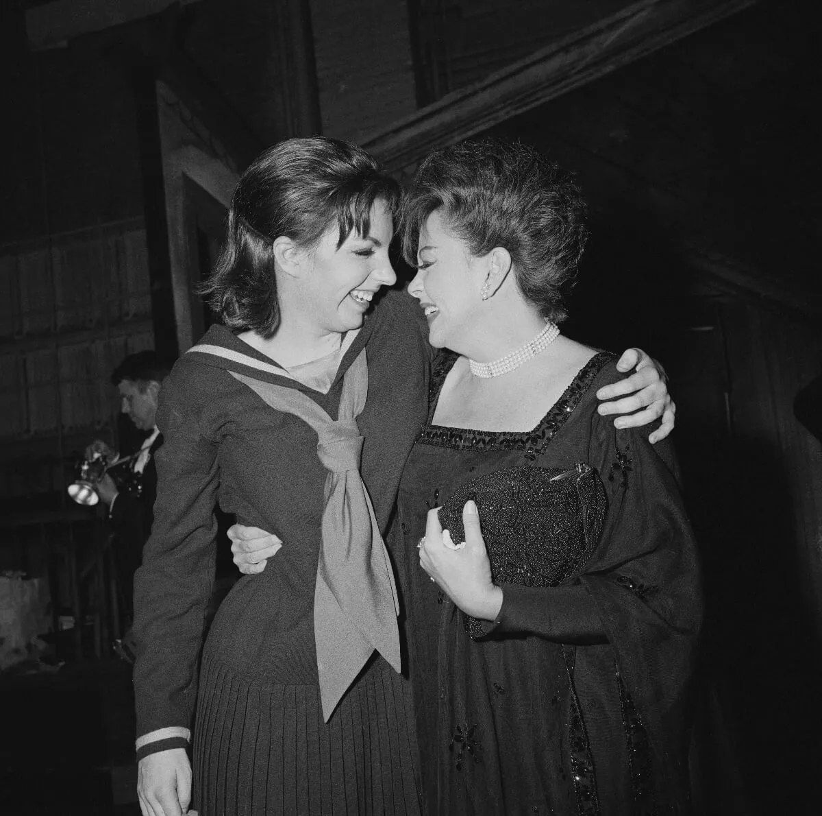 A black and white picture of Liza Minnelli and Judy Garland embracing each other and laughing.