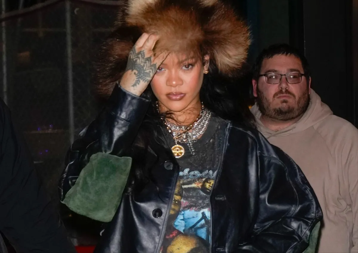 Rihanna Rocks Gigantic Diamond Ring on That Finger; Is the New ...