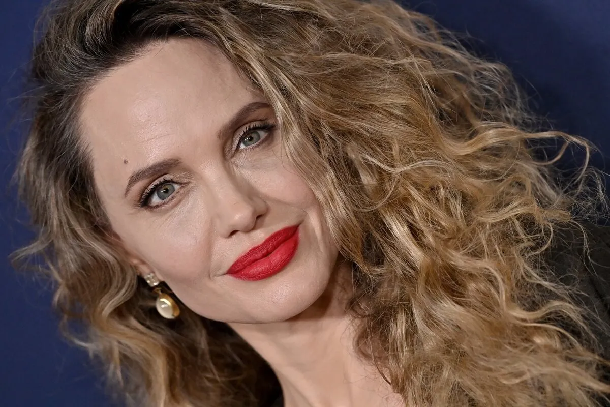 Angelina Jolie posing at the 'Maria' premiere.