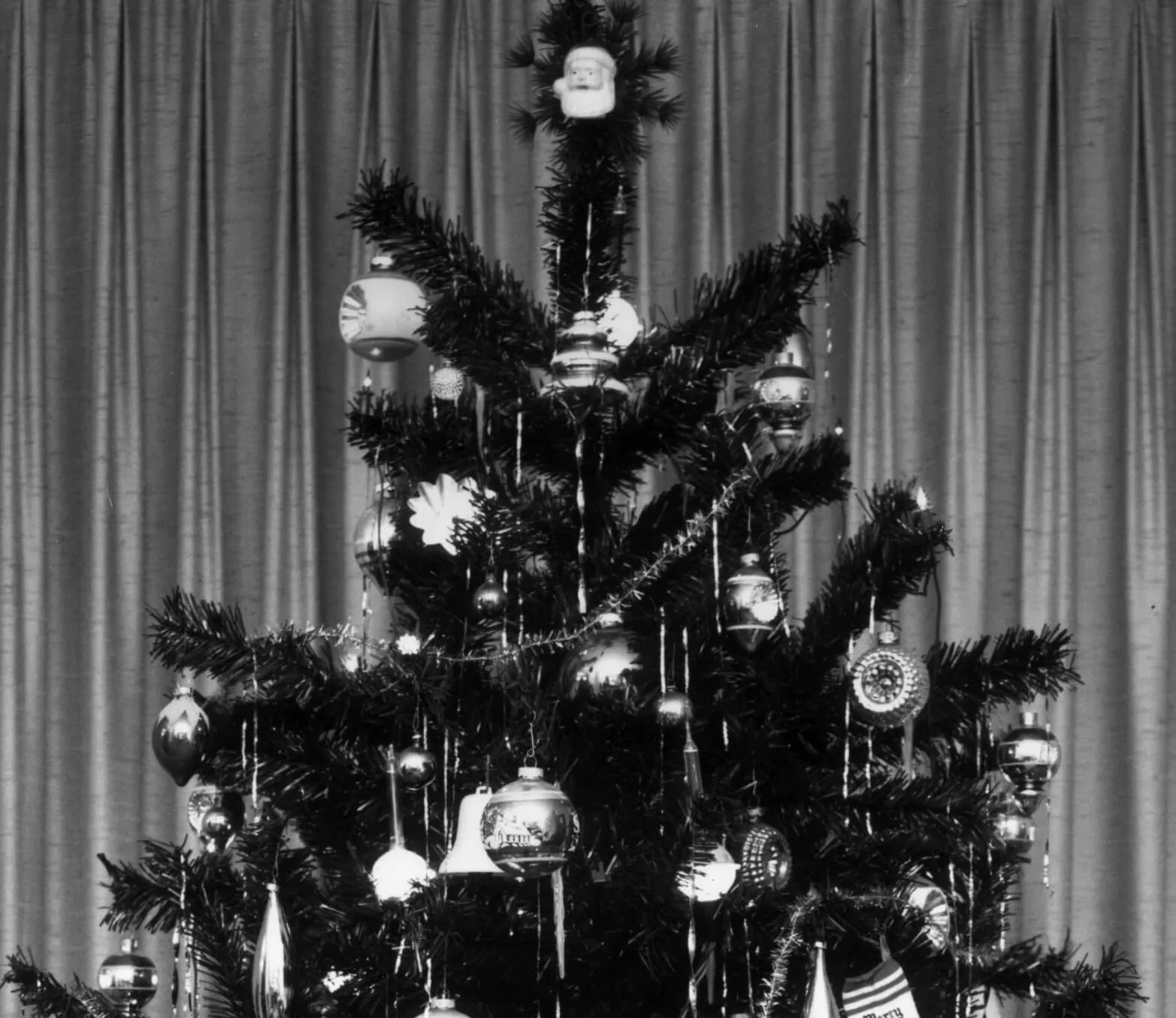 A black-and-white image of a Christmas tree