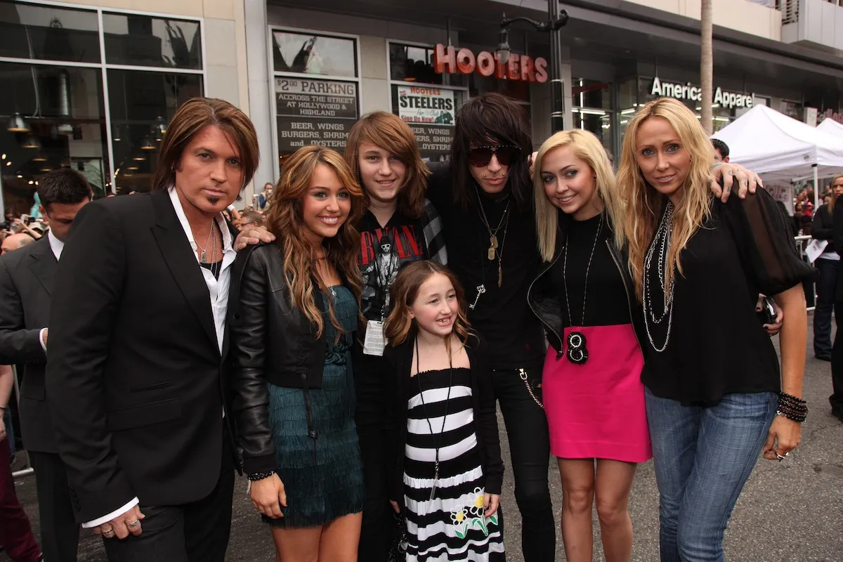 Billy Ray Cyrus poses for a photo with his family, including Tish Cyrus, Miley Cyrus, and Trace Cyrus in 2009