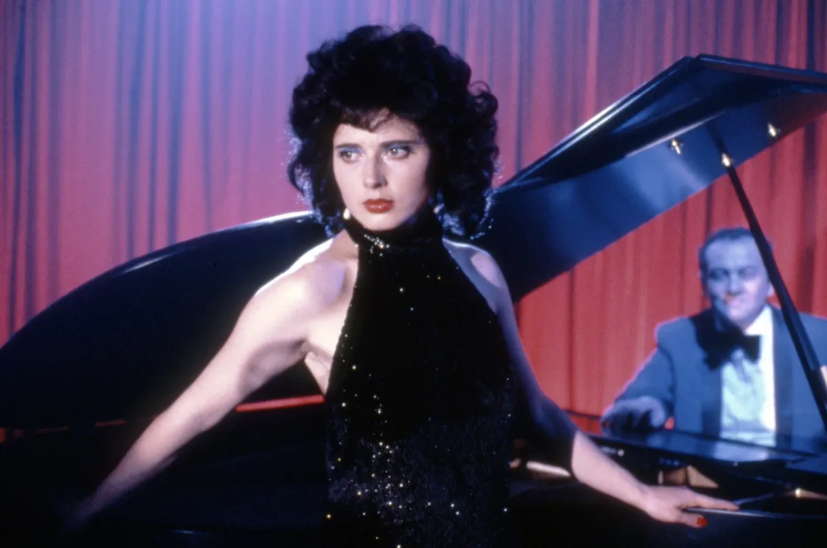 Isabella Rossellini leaning against a piano in 'Blue Velvet'