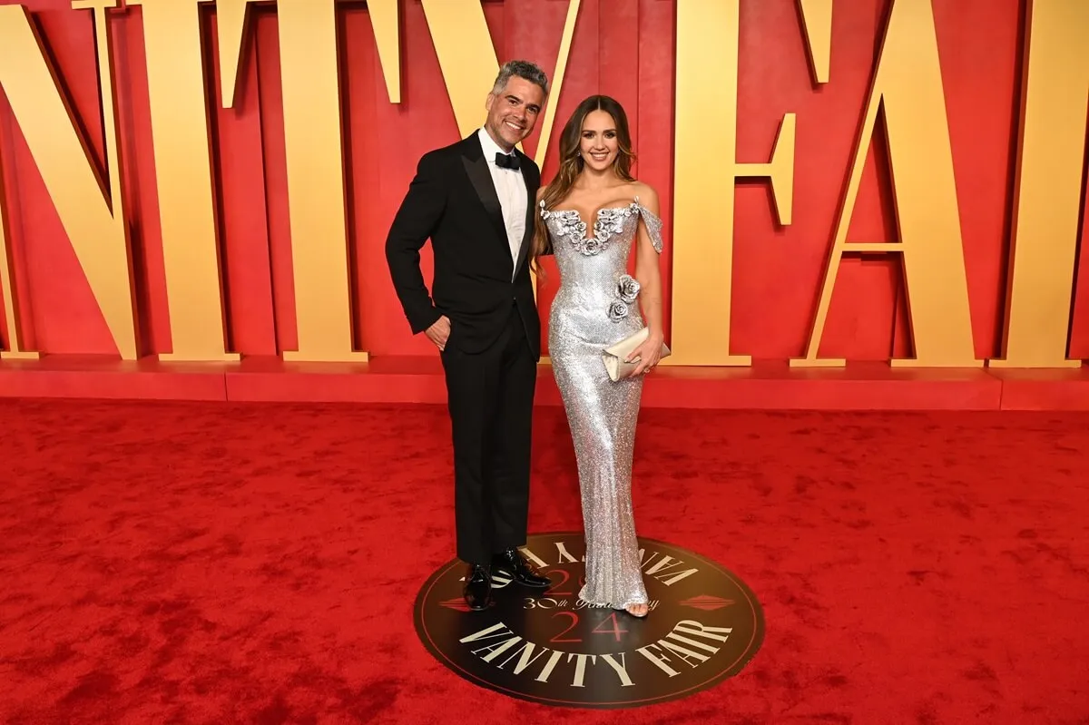 Jessica Alba posing alongside Cash Warren at the Vanity Fair Oscar party.