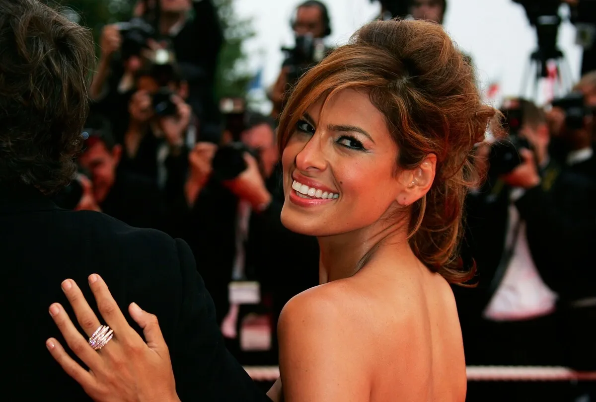 Eva Mendes posing at the premiere of 'we Own the Night'.