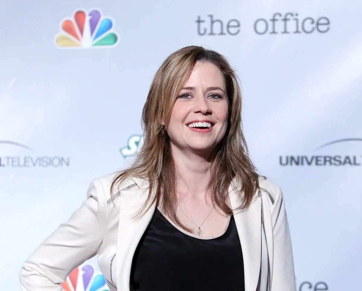 Jenna Fischer posing at 'The Office' series premiere.