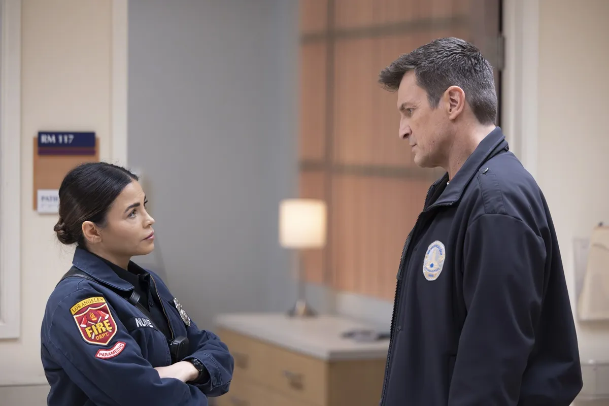 Nathan Fillion facing Jenna Dewan in an episode of 'The Rookie'.