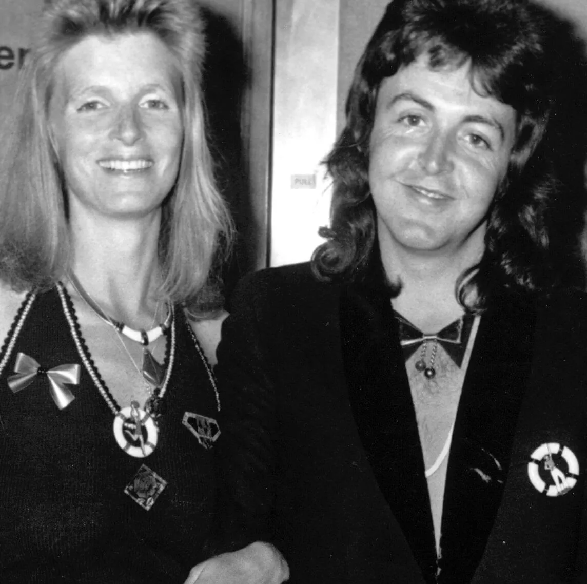 Linda McCartney and Paul McCartney in black and white