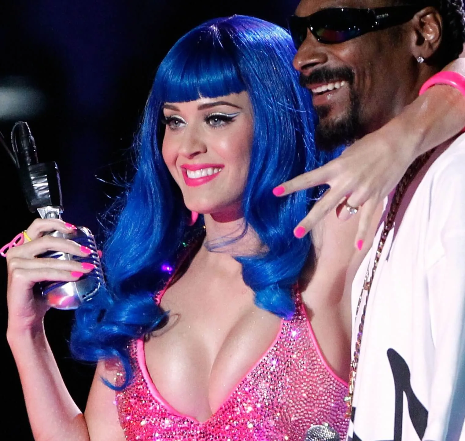 Katy Perry with her arm around Snoop Dogg