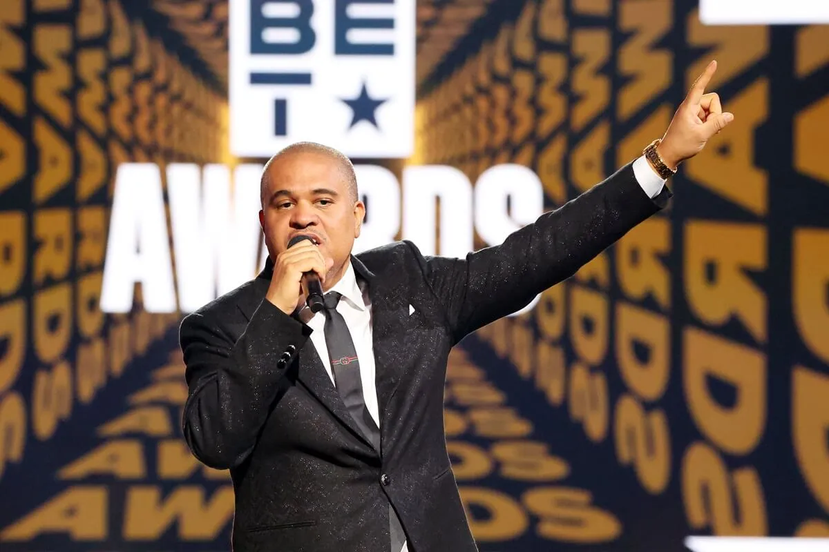 Irv Gotti performing at the BET Hip Hop Awards in a suit.