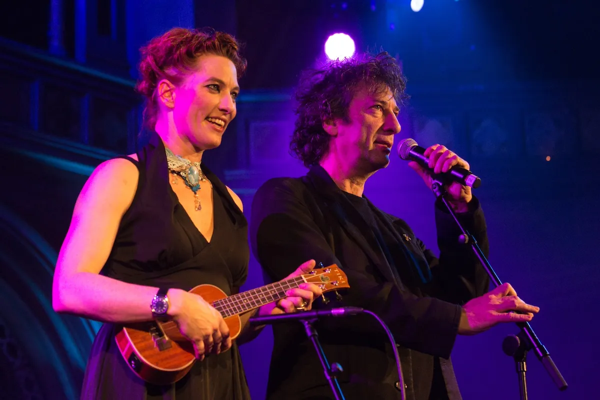 Amanda Palmer and Neil Gaiman performing on stage