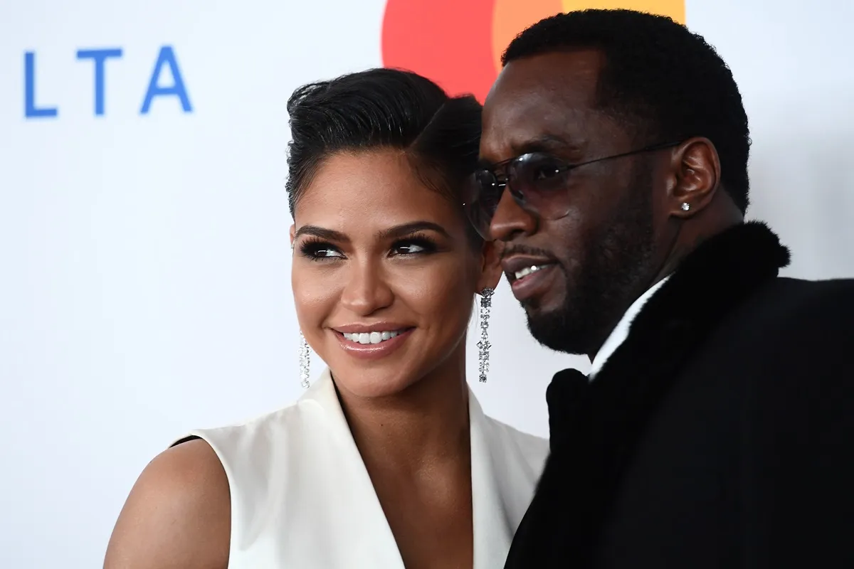 Cassie and Diddy posing at the traditionnal Clive Davis party on the eve of the 60th Annual Grammy Awards.