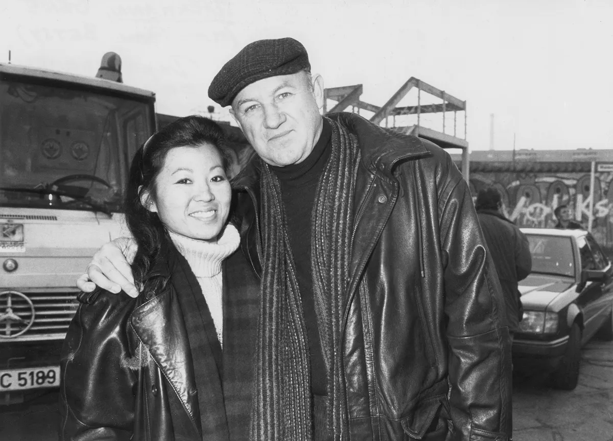 Gene Hackman and Besty Arakawa pose together in 1989