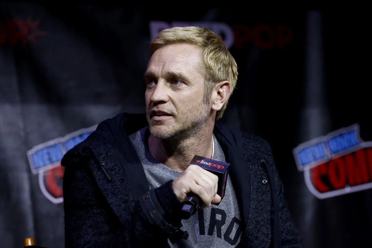 Devon Sawa talking at Comic Con.