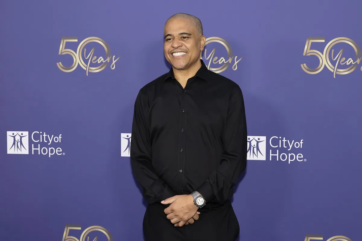 Irv Gotti posing at the 2023 City Of Hope Spirit Of Life Gala in a black outfit.