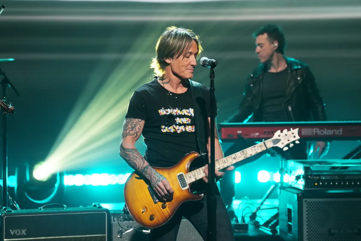 Keith Urban playing guitar