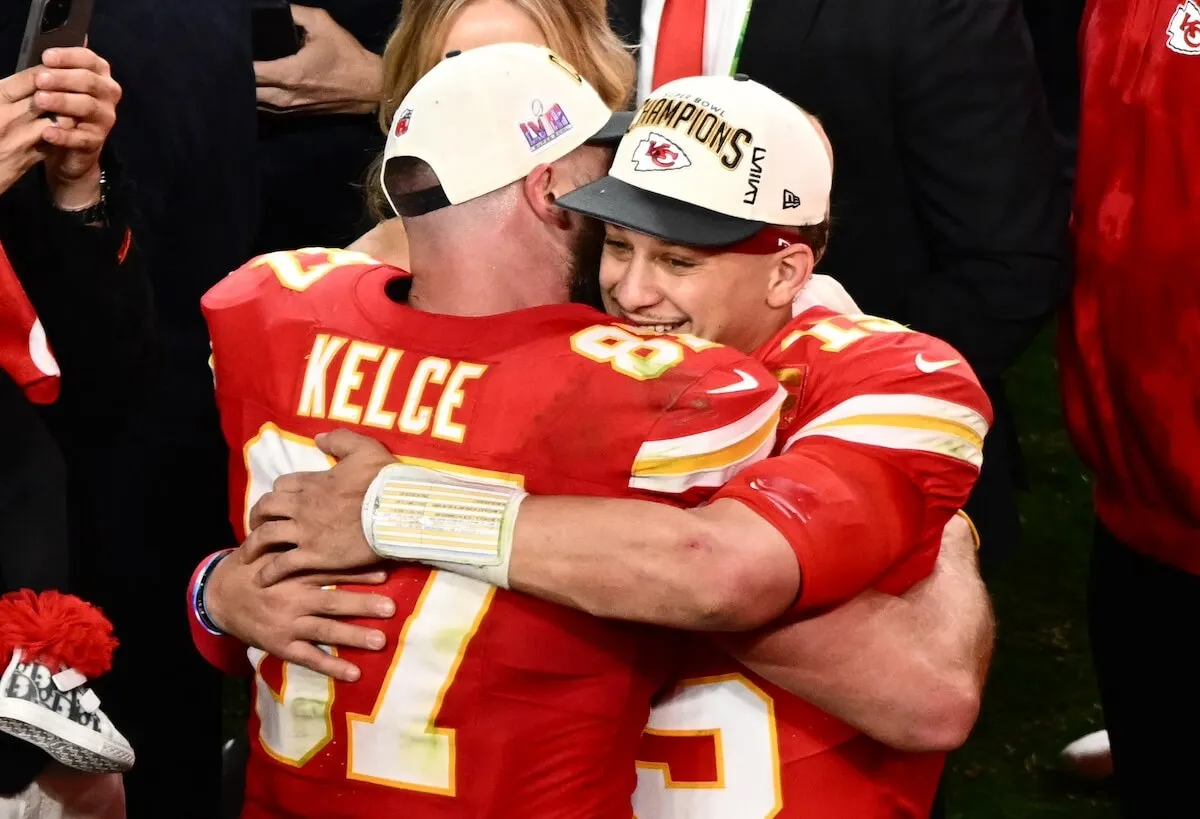 Travis Kelce hugging Patrick Mahomes