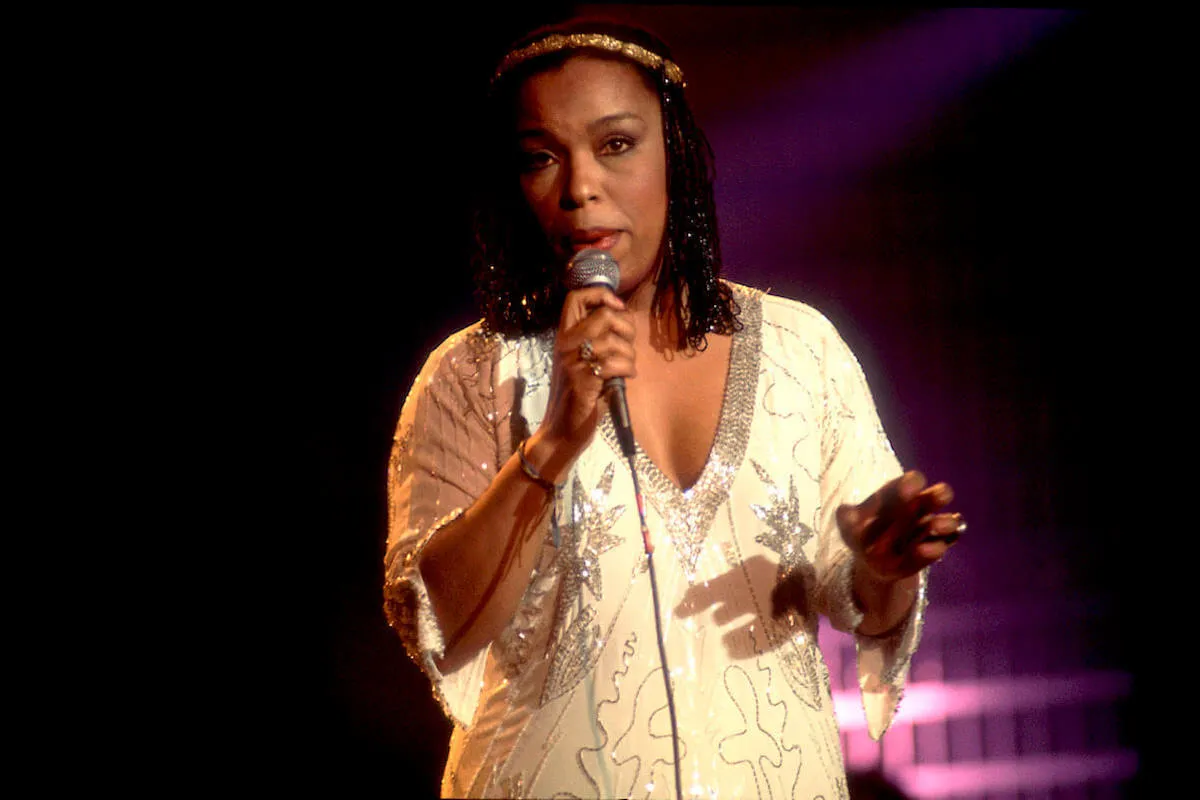 Roberta Flack, who has died at the age of 88, sings in the 1980s