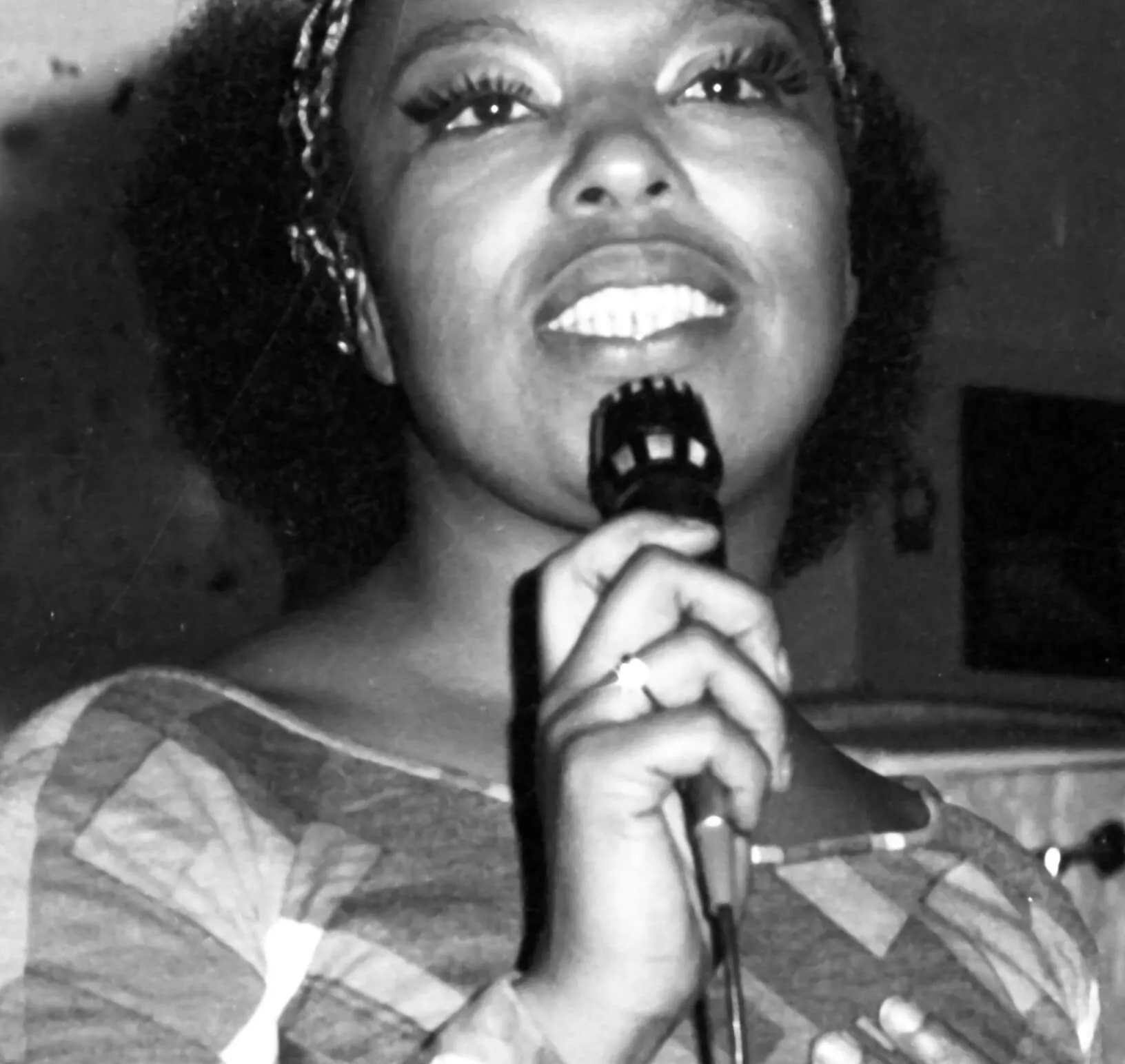 Roberta Flack singing a song